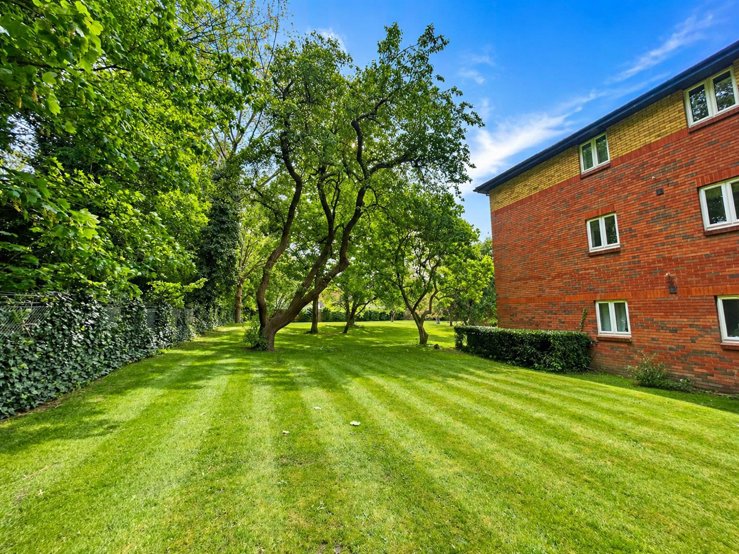 2 bed property in Dover Gardens, Carshalton